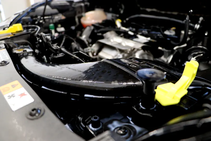 Motorraum mit Ansaugrohr und Wassertropfen