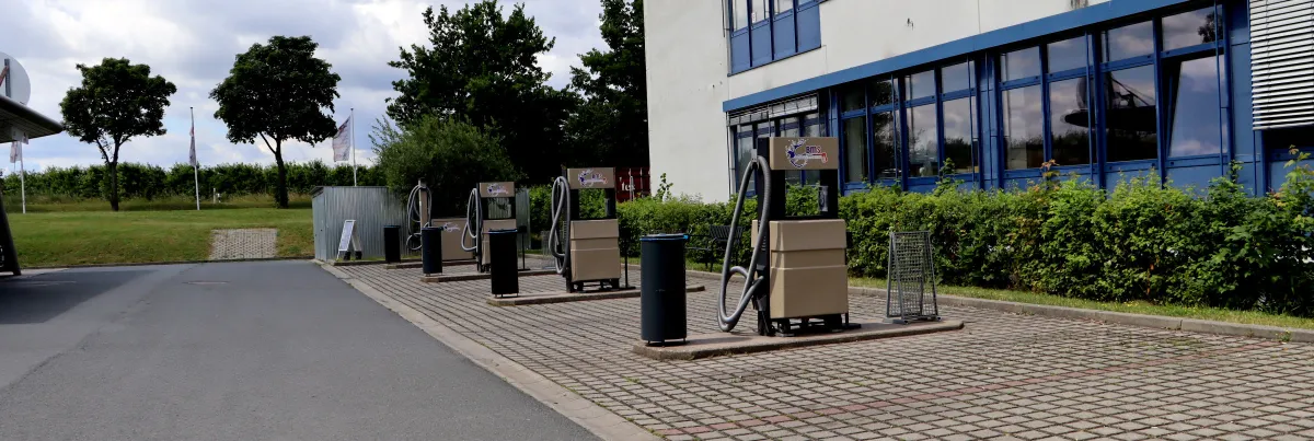 Staubsauger-Stationen auf gepflastertem Platz neben dem Waschbereich